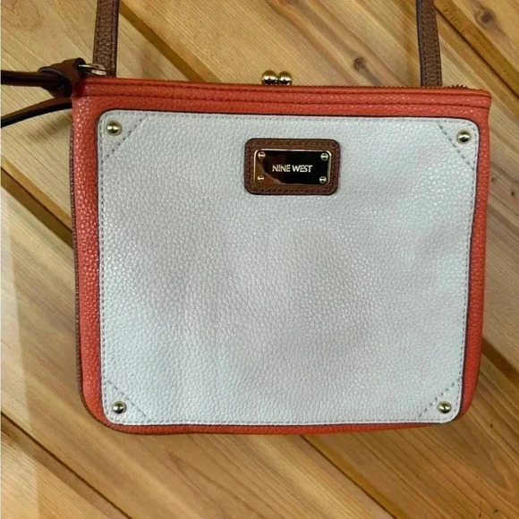 Nine West JADA Cross Bag Cream & Salmon Lining Multi Compartments 9 x 8 x 5 - Picture 2 of 9